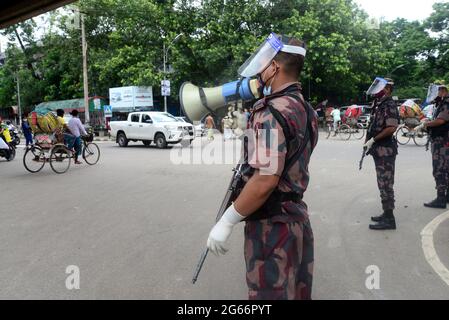 Le personnel des gardes-frontières du Bangladesh patrouille dans la rue à un point de contrôle lors du confinement rigoureux du coronavirus Covid-19 à Dhaka, au Bangladesh, le 3 juillet 2021. Les autorités bangladaises ont imposé le confinement à l'échelle nationale pendant une semaine, en raison de l'augmentation des infections à coronavirus et des décès liés au coronavirus dans le pays. Banque D'Images