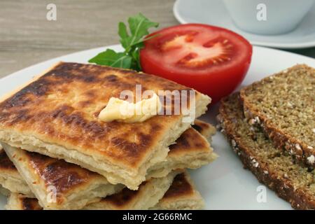 Assiette de farls de pommes de terre irlandaises frits au beurre. Banque D'Images