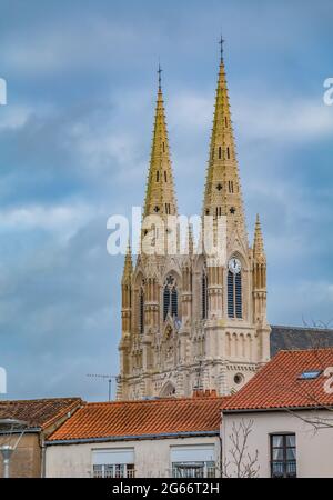 Une photo des tours de l'église notre-Dame de Cholet. Banque D'Images