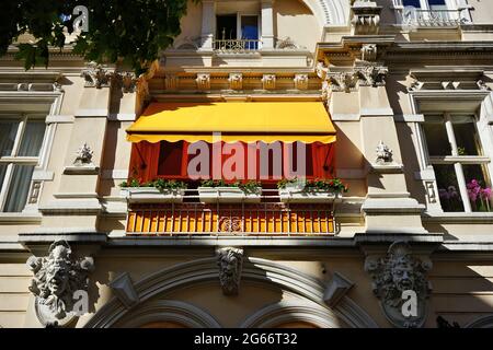 Belle ancienne maison privée en Allemagne avec auvent de couleur orange. Banque D'Images