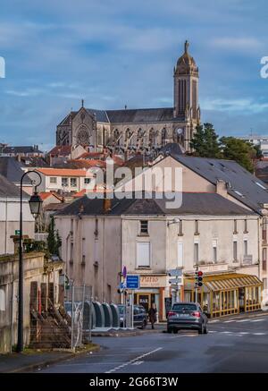 Une photo de l'église Saint-Pierre à Cholet. Banque D'Images