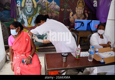 Guwahati, Inde. 3 juillet 2021. Une femme reçoit un vaccin contre la coronavirus Covid-19 à Guwahati. Crédit : David Talukdar/ZUMA Wire/Alay Live News Banque D'Images