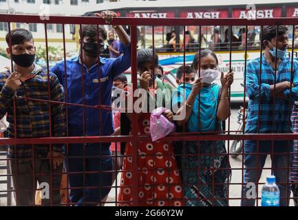 Guwahati, Inde. 3 juillet 2021. Personnes en attente de recevoir le vaccin contre le coronavirus Covid-19 à Guwahati. Crédit : David Talukdar/ZUMA Wire/Alay Live News Banque D'Images