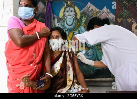 Guwahati, Inde. 3 juillet 2021. Une femme reçoit un vaccin contre la coronavirus Covid-19 à Guwahati. Crédit : David Talukdar/ZUMA Wire/Alay Live News Banque D'Images