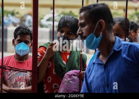 Guwahati, Inde. 3 juillet 2021. Personnes en attente de recevoir le vaccin contre le coronavirus Covid-19 à Guwahati. Crédit : David Talukdar/ZUMA Wire/Alay Live News Banque D'Images