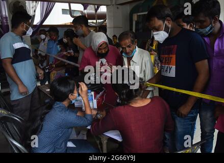 Guwahati, Inde. 3 juillet 2021. Personnes en attente de recevoir le vaccin contre le coronavirus Covid-19 à Guwahati. Crédit : David Talukdar/ZUMA Wire/Alay Live News Banque D'Images