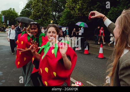 Londres, Royaume-Uni. 2 juillet 2021. Un groupe de militants avec des balles de tennis, des raquettes, des bandeaux et des équipements de tennis géants, et bien placés comme banquiers pour protester devant l'arène de Wimbledon cette année, le tournoi de Wimbledon est parrainé par HSBC, qui est responsable du financement de 81 milliards de livres de combustibles fossiles depuis l'Accord de Paris sur le climat de 2015. Crédit: João Daniel Pereira Banque D'Images