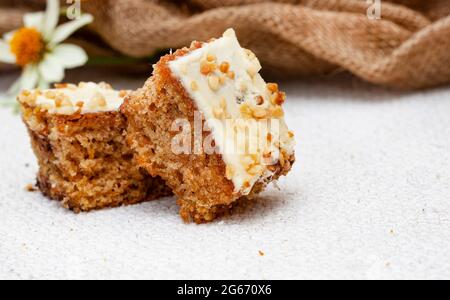carrés de gâteau de carotte sur la table de style agricole Banque D'Images