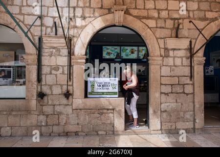 Femme choisissant une crème glacée dans un salon de crème glacée à Dubrovnik, Croatie Banque D'Images