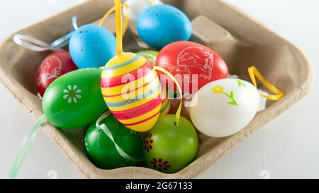 Foyer sélectif d'une main hlding une décoration d'oeuf de pâques. Les oeufs de Pâques, aussi appelés oeufs Pascal, et les oeufs de Pâques sont des oeufs qui sont parfois décora Banque D'Images