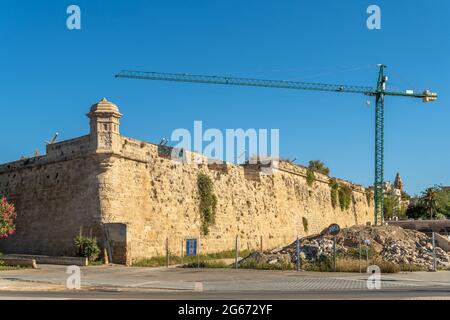 Palma de Mallorca, Espagne; juin 25 2021: Anciens murs médiévaux en pierre de la ville de Palma de Majorque avec une grue de construction métallique la réhabillant Banque D'Images