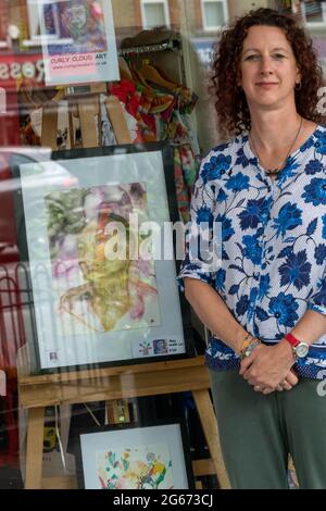 Brentwood Essex 3 juillet 2021 le sentier d'art de Brentwood a ouvert ses portes aujourd'hui avec des expositions de peintures et d'œuvres d'art dans des vitrines, des galeries et des bâtiments publics. Sue Mills est une artiste locale crédit: Ian Davidson/Alay Live News Banque D'Images