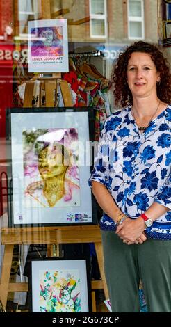 Brentwood Essex 3 juillet 2021 le sentier d'art de Brentwood a ouvert ses portes aujourd'hui avec des expositions de peintures et d'œuvres d'art dans des vitrines, des galeries et des bâtiments publics. Sue Mills est une artiste locale crédit: Ian Davidson/Alay Live News Banque D'Images
