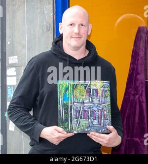 Brentwood Essex 3 juillet 2021 le sentier d'art de Brentwood a ouvert ses portes aujourd'hui avec des expositions de peintures et d'art W Pal works dans des vitrines, des galeries et des bâtiments publics. Paul Carroll est un artiste local crédit: Ian Davidson/Alay Live News Banque D'Images