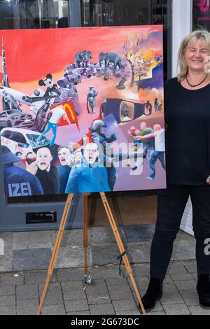 Brentwood Essex 3 juillet 2021 le sentier d'art de Brentwood a ouvert ses portes aujourd'hui avec des expositions de peintures et d'œuvres d'art dans des vitrines, des galeries et des bâtiments publics. Julia Austin-Brenes crédit: Ian Davidson/Alay Live News Banque D'Images