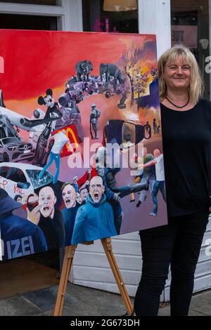 Brentwood Essex 3 juillet 2021 le sentier d'art de Brentwood a ouvert ses portes aujourd'hui avec des expositions de peintures et d'œuvres d'art dans des vitrines, des galeries et des bâtiments publics. Julia Austin-Brenes est une artiste locale crédit: Ian Davidson/Alay Live News Banque D'Images