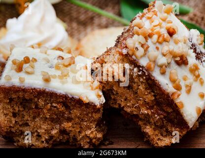 carrés de gâteau de carotte sur la table de style agricole Banque D'Images