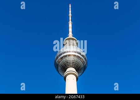 Vue sur la tour de télévision (Fernsehturm) à Alexanderplatz à Berlin, Allemagne, Europe Banque D'Images