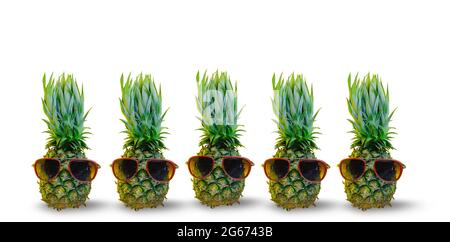 Collection ananas portant des lunettes de soleil rouges sur fond blanc isolé Banque D'Images