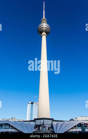 Vue sur la tour de télévision (Fernsehturm) à Alexanderplatz à Berlin, Allemagne, Europe Banque D'Images