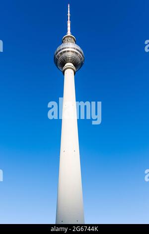 Vue sur la tour de télévision (Fernsehturm) à Alexanderplatz à Berlin, Allemagne, Europe Banque D'Images