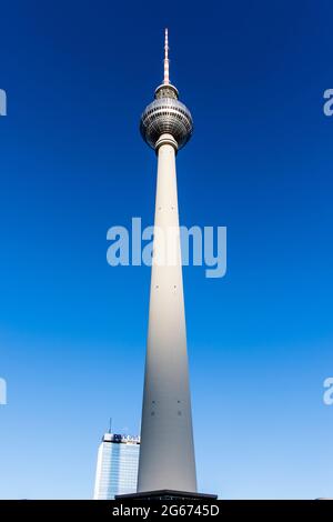 Vue sur la tour de télévision (Fernsehturm) à Alexanderplatz à Berlin, Allemagne, Europe Banque D'Images