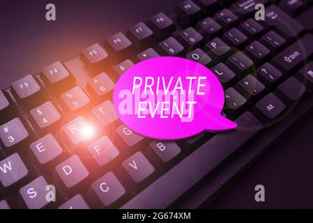 Légende de texte présentant un événement privé. Concept signification Réservations exclusives RSVP Invitational assis remplissage des formulaires d'inscription en ligne, rassemblement Banque D'Images