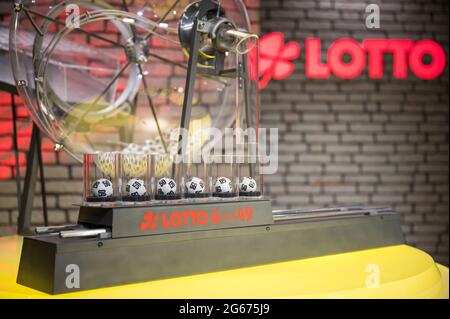 03 juillet 2021, Saarland, Sarrebruck: La machine à dessin pour les numéros de loterie 6 sur 49 est située dans le nouveau studio de toile de fond. La machine est remplie de balles d'échantillon portant le numéro 50. Le tirage est diffusé en direct à partir d'un studio de Saarländischer Rundfunk sur Internet à l'adresse lotto.de. Photo: Oliver Dietze/dpa Banque D'Images