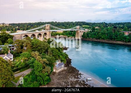 Vue aérienne de Telford à travers le Pont Suspendu de Menai Starights - Pays de Galles, Royaume-Uni. Banque D'Images