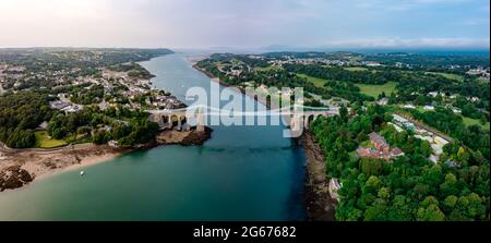 Vue aérienne de Telford à travers le Pont Suspendu de Menai Starights - Pays de Galles, Royaume-Uni. Banque D'Images