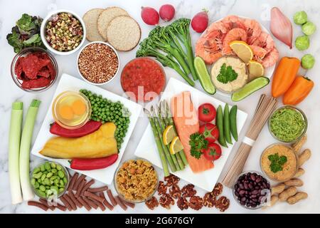 Aliments à faible glycémie pour diabétiques pour une alimentation saine avec des légumes, des fruits de mer, des céréales, des produits laitiers, des noix, pâtes et sauces. Inférieure à 55 sur l'échelle GI. Banque D'Images