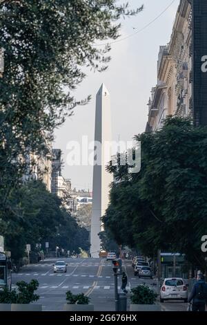 Vue sur une avenue et l'obélisque emblématique de Buenos Aires, Argentine Banque D'Images