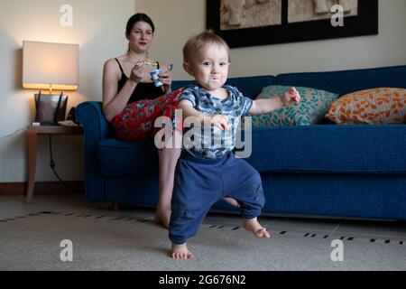 Un tout-petit nourri au yaourt Banque D'Images