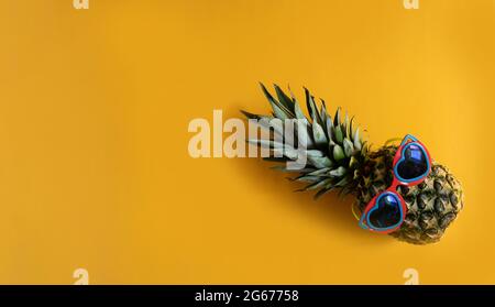 Boxer ananas en lunettes de soleil. Concept minimal, ananas tropical d'été. Banque D'Images