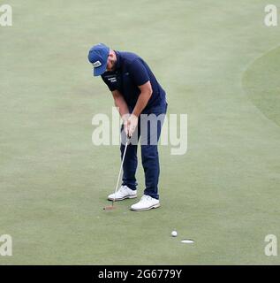 3 juillet 2021 ; Mount Juliet Golf Club, Kilkenny, Irlande ; Dubai Duty Free Irish Open Golf, troisième jour ; Andy Sullivan d'Angleterre se met à la 18e année Banque D'Images