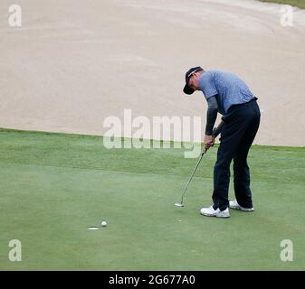 3 juillet 2021 ; Mount Juliet Golf Club, Kilkenny, Irlande ; Dubai Duty Free Irish Open Golf, 3e jour ; Dale Whitnell, d'Angleterre, pulls sur le 18e green Banque D'Images