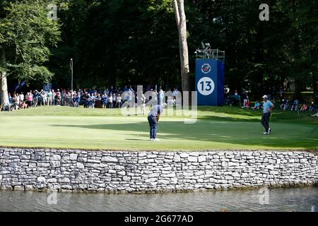 3 juillet 2021 ; Mount Juliet Golf Club, Kilkenny, Irlande ; Dubai Duty Free Irish Open Golf, 3e jour ; Andy Sullivan d'Angleterre se met au 13e green Banque D'Images