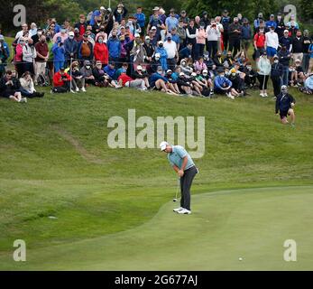 3 juillet 2021 ; Mount Juliet Golf Club, Kilkenny, Irlande ; Dubai Duty Free Irish Open Golf, 3e jour ; Lucas Herbert de l'Australis pulls sur le 18e green Banque D'Images