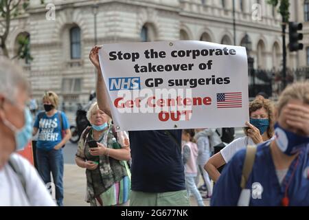 Londres, Royaume-Uni. 03ème juillet 2021. Un manifestant tient une bannière pendant la manifestation.le week-end du 73e anniversaire du NHS au Royaume-Uni, une manifestation nationale a été appelée pour une augmentation équitable des salaires, la sécurité des patients et la fin de la privatisation du NHS. Outre les diverses manifestations qui se sont produites à l'extérieur des différents hôpitaux du NHS dans tous les pays, le personnel du NHS à Londres a défilé de l'University College London Hospital à Downing Street pour appeler le gouvernement à répondre à leurs demandes. (Photo de Hesther ng/SOPA Images/Sipa USA) crédit: SIPA USA/Alay Live News Banque D'Images