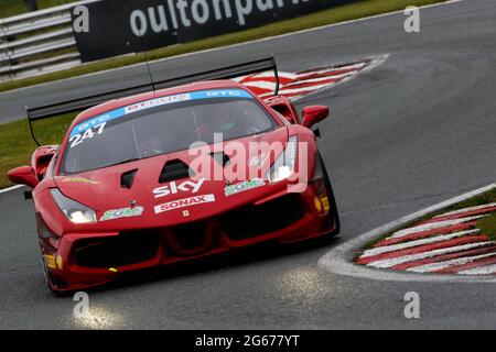 Oulton Park, Cheshire, Royaume-Uni. 03ème juillet 2021. Simon Green Motorsport Lamborghini Huracan GT3 ( 247 ) conduit par Lucky Khera lors du championnat GT Cup à Oulton Park, Cheshire, Angleterre, le 03 juillet 2021. Photo de Jurek Biegus. Credit: Jurek Biegus/Alamy Live News Banque D'Images