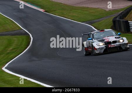 Oulton Park, Cheshire, Royaume-Uni. 03ème juillet 2021. Saxon Motorsport BMW série 1 ( 20 ) conduit par Tom Barrow (Inv) pendant le championnat GT Cup à Oulton Park, Cheshire, Angleterre, le 03 juillet 2021. Photo de Jurek Biegus. Credit: Jurek Biegus/Alamy Live News Banque D'Images