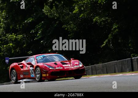 Oulton Park, Cheshire, Royaume-Uni. 03ème juillet 2021. Simon Green Motorsport Lamborghini Huracan GT3 ( 247 ) conduit par Lucky Khera lors du championnat GT Cup à Oulton Park, Cheshire, Angleterre, le 03 juillet 2021. Photo de Jurek Biegus. Credit: Jurek Biegus/Alamy Live News Banque D'Images