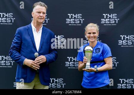 ZEIST, PAYS-BAS - JUILLET 3 : Louis van Gaal, entraîneur Sarina Wiegman des pays-Bas lors de la session de formation des femmes de l'équipe nationale néerlandaise de football au campus de KNVB le 3 juillet 2021 à Zeist, pays-Bas (photo de Broer van den Boom/Orange Pictures) Banque D'Images