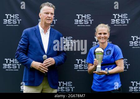 ZEIST, PAYS-BAS - JUILLET 3 : Louis van Gaal, entraîneur Sarina Wiegman des pays-Bas lors de la session de formation des femmes de l'équipe nationale néerlandaise de football au campus de KNVB le 3 juillet 2021 à Zeist, pays-Bas (photo de Broer van den Boom/Orange Pictures) Banque D'Images