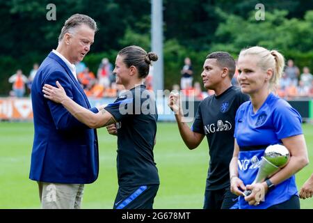 ZEIST, PAYS-BAS - JUILLET 3 : Louis van Gaal, Sherida Spitse des pays-Bas, Shanice Van de Sanden des pays-Bas, entraîneur Sarina Wiegman des pays-Bas lors de la session de formation des femmes de l'équipe nationale néerlandaise de football au campus de KNVB le 3 juillet 2021 à Zeist, pays-Bas (photo de Broer van den Boom/Orange Pictures) Banque D'Images