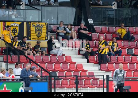 ROTTERDAM, PAYS-BAS - JUILLET 3 : les fans d'AEK Athènes lors du match d'avant-saison entre Feyenoord et AEK Athene à Varkenoord le 3 juillet 2021 à Rotterdam, pays-Bas (photo de Yannick Verhoeven/Orange Pictures) Banque D'Images