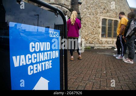 Londres, Royaume-Uni. 28 juin 2021. Des membres de la file d'attente publique font la queue devant un centre de vaccination Covid-19 à Londres. (Photo de Dinendra Haria/SOPA Images/Sipa USA) crédit: SIPA USA/Alay Live News Banque D'Images