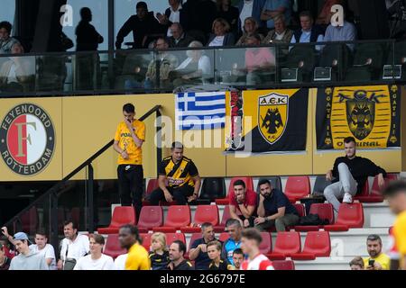 ROTTERDAM, PAYS-BAS - JUILLET 3 : les fans d'AEK Athènes lors du match d'avant-saison entre Feyenoord et AEK Athene à Varkenoord le 3 juillet 2021 à Rotterdam, pays-Bas (photo de Yannick Verhoeven/Orange Pictures) Banque D'Images