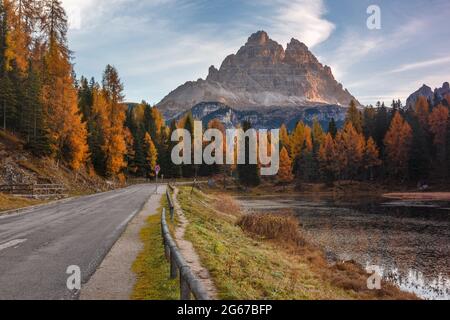 Paysage d'automne majestueux glacier alpin,lac et arbres de pin jaune, Antorno lake avec de célèbres Tre Cime di Lavaredo peaks en arrière-plan, Dolomites, ita Banque D'Images