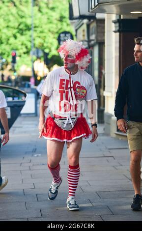 Brighton Royaume-Uni 3 juillet 2021 - un fan d'Angleterre à Brighton avant les tonights European Championship quart final match contre l'Ukraine : Credit Simon Dack / Alamy Live News Banque D'Images